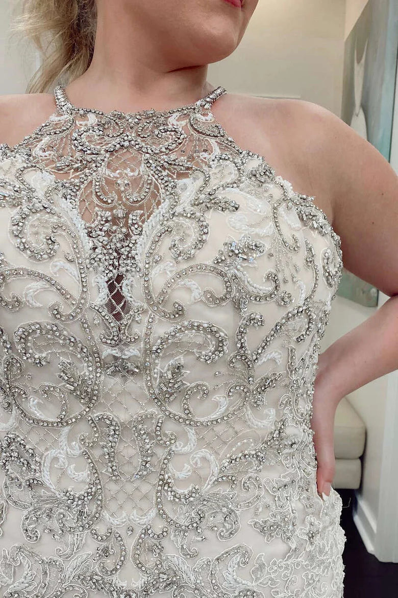 Vestido de novia largo de corte trompeta con cuello halter y cuentas, con cola